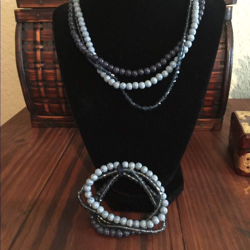 Blue beds necklace